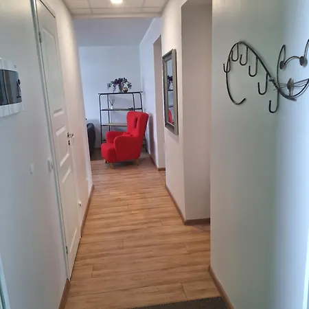 Spacious & Sunny With A Balcony *